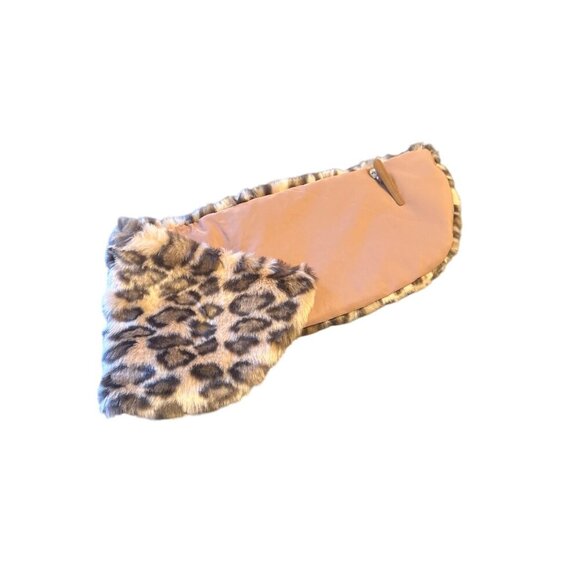 Leopard Print Faux Fur Collar Scarf With Tan Lining & Button Closure - Picture 4 of 4